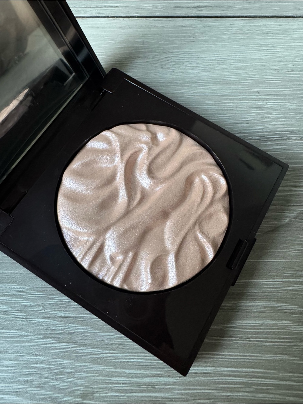Laura Mercier face illuminator in Devotion